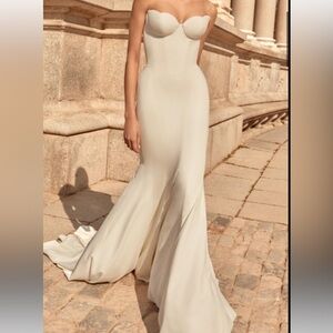 Galia Lahav READ ALL DETAILS: Paloma wedding dress Custom. I am 5’2 108lbs